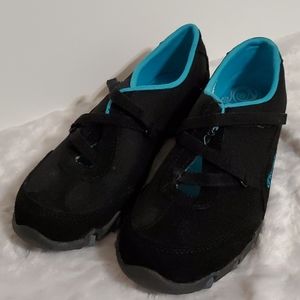 CHAMPION Size 8.5 Easy hook and loop 'rip' closure sneakers Black NWOT travel